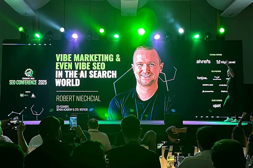 Ekran na Chiang Mai SEO Conference 2025 z Robertem Niechciałem i tytułem jego wystąpienia „Vibe Marketing & Even Vibe SEO in the AI Search World”, na pierwszym planie publiczność