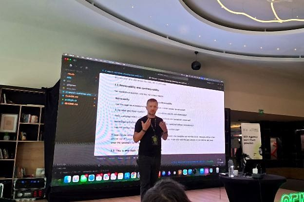 Robert Niechciał prowadzi warsztatowe wystąpienie na Search Evolution Summit w Rumunii, na ekranie slajd o retrievability i synthesizability