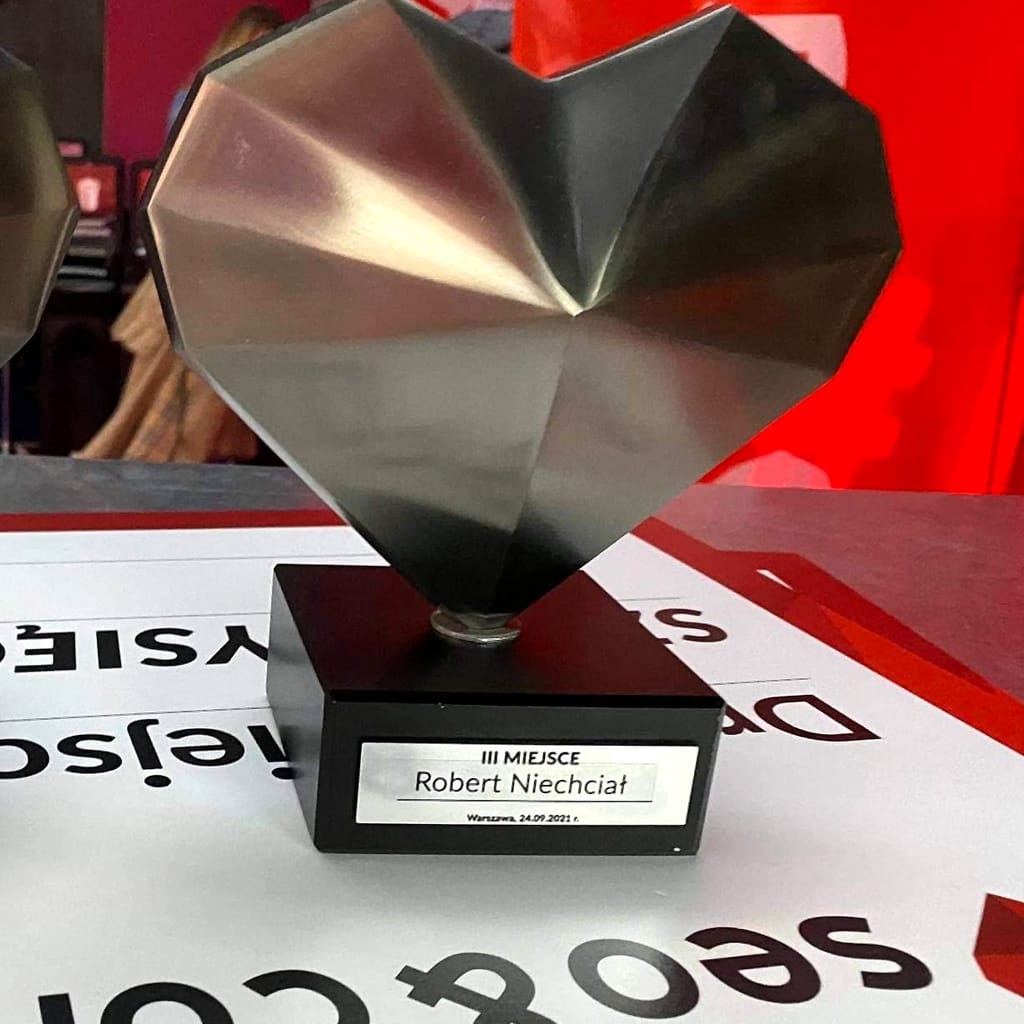 Statuetka w kształcie serca z tabliczką „III MIEJSCE Robert Niechciał, Warszawa, 24.09.2021”